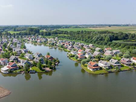 Luftaufnahme des wasserreichen Ferienparks Landal Zuytland Buiten