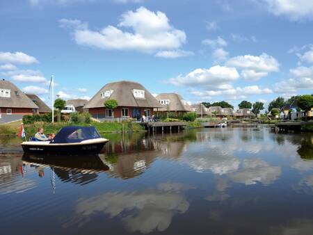 Ferienhäuser mit Steg am Wasser im Ferienpark Landal De Bloemert