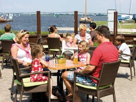 Eine Familie genießt einen Drink im Pavillon De Bloemert im Ferienpark Landal De Bloemert
