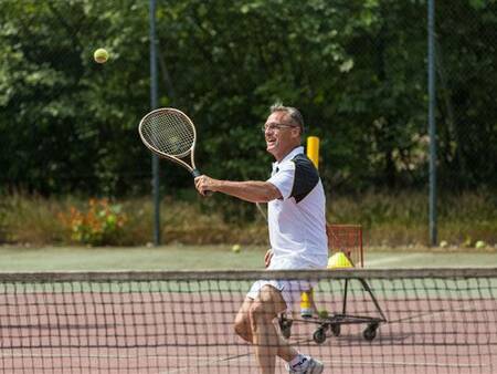 Spielen Sie Tennis auf dem Tennisplatz des Ferienparks Landal De Vlegge