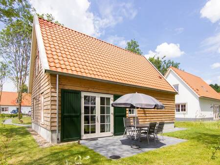 Garten mit Terrasse einer Ferienvilla im Ferienpark Landal de Waufsberg