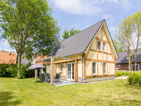 Garten mit Terrasse eines "Fachwerkhauses" im Ferienpark Landal de Waufsberg