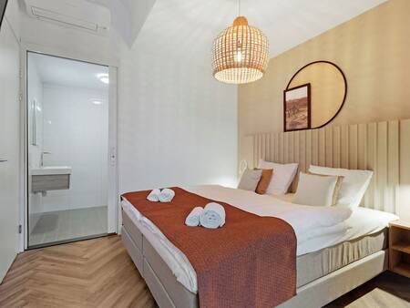 Schlafzimmer mit einem Doppelbett eines Apartments in Landal Kaap West