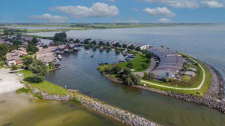 Luftaufnahme von Ferienhäusern im Makkumbeach Beach Resort Makkum und dem IJsselmeer