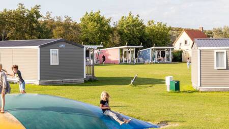 Chalets vom Typ "Zomerzon" für 6 Personen auf einem Feld im Ferienpark Molecaten Hoogduin