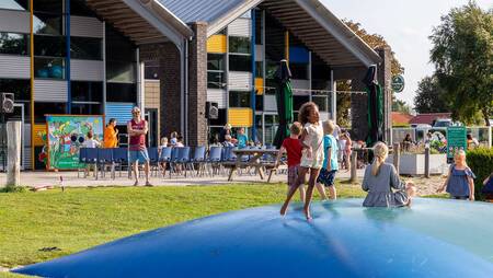 Lufttrampolin für die Terrasse des Ferienparks Molecaten Hoogduin