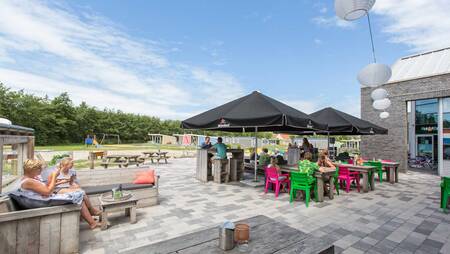 Die Terrasse des Restaurants Brasserie Zoet & Zout im Ferienpark Molecaten Hoogduin