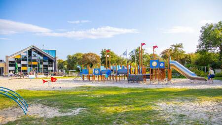 Großer Spielplatz im Hauptgebäude des Ferienparks Molecaten Hoogduin