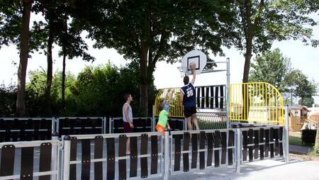 Kinder spielen auf dem Spielplatz des Ferienparks Molecaten Park De Agnietenberg