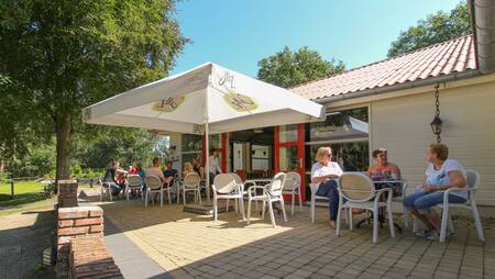 Leute auf der Terrasse des Restaurants und der Snackbar im Ferienpark Molecaten Park De Koerberg