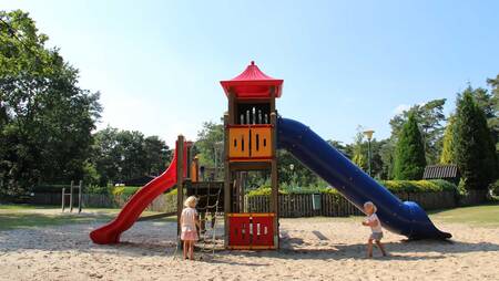 Kinder spielen auf einem Spielplatz im Ferienpark Molecaten Park De Koerberg