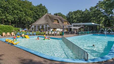 Menschen schwimmen im Außenpool des Ferienparks Molecaten Park De Leemkule