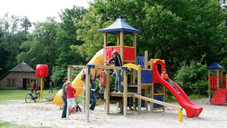 Kinder spielen auf einem Spielplatz im Ferienpark Molecaten Park De Leemkule