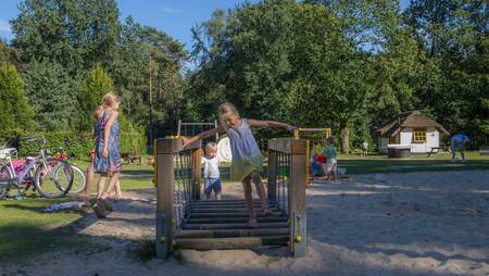 Kinder spielen auf dem Spielplatz des Ferienparks Molecaten Park De Leemkule