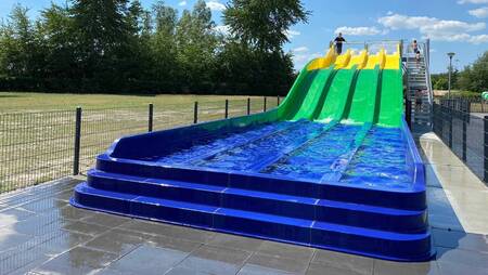 Vierspurige Wasserrutsche am Außenpool des Ferienparks Molecaten Park Flevostrand