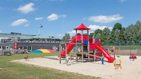 Großer Spielplatz mit Lufttrampolin im Ferienpark Molecaten Park Flevostrand