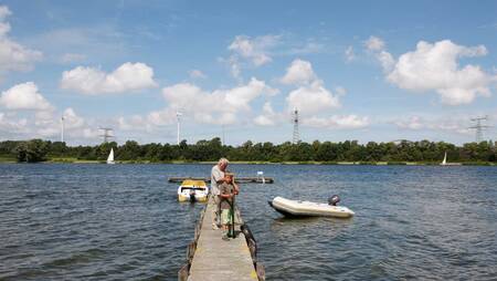 Opa mit Junge auf einem Steg am Brielsesee im Ferienpark Molecaten Park Kruininger Gors