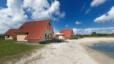 Ferienhäuser am Strand des Freizeitsees im Ferienpark Molecaten Park Kuierpad