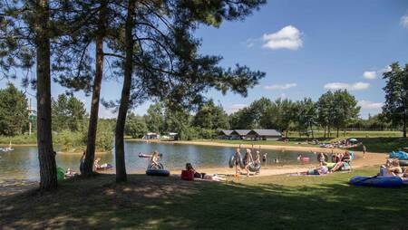 Menschen am Strand des Erholungssees im Ferienpark Molecaten Park Kuierpad