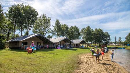 Safarizelte Typ „Kievit“ auf dem Wasser im Ferienpark Molecaten Park Kuierpad