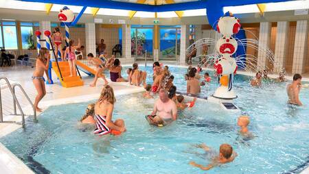 Menschen schwimmen im Hallenbad des Ferienparks Molecaten Park Kuierpad