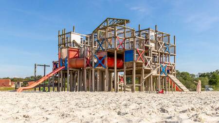 Kinder spielen auf einem großen Spielplatz im Ferienpark Molecaten Park Kuierpad