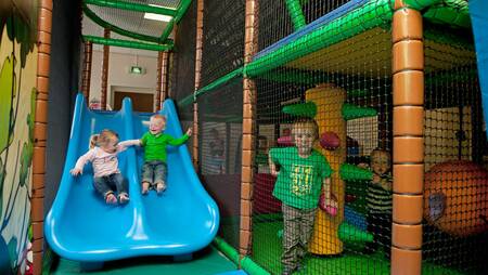 Kinder spielen auf dem Indoor-Spielplatz „Rinkel de Ginkel“ im Molecaten Park Landgoed Ginkelduin