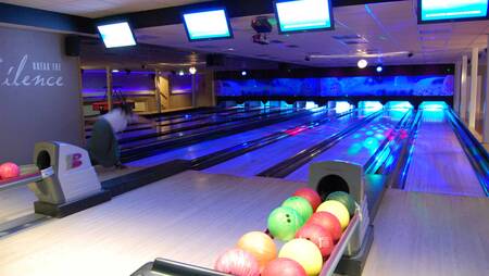 Bowling auf der Bowlingbahn des Ferienparks Molecaten Park Landgoed Ginkelduin