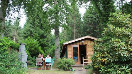 Familie im Garten des Ferienhaustyps "'t Bos huus" im Ferienpark Park Landgoed Molecaten