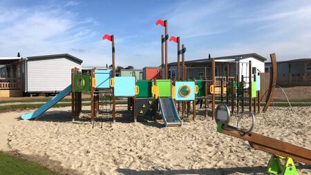 Ein Spielplatz zwischen den Chalets im Ferienpark Molecaten Park Noordduinen