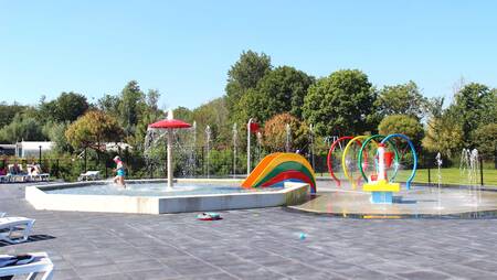 Das Planschbecken draußen im Ferienpark Molecaten Park Rondeweibos