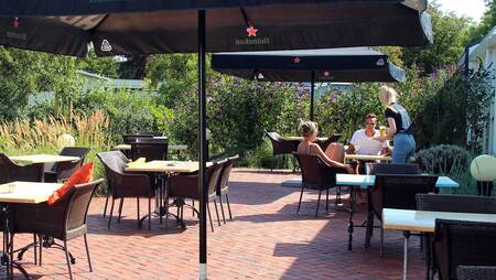 Die Terrasse der Snackbar im Ferienpark Molecaten Park Wijde Blick