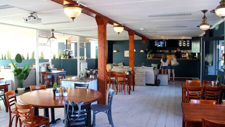 Menschen in der Snackbar des Ferienparks Molecaten Park Wijde Blick