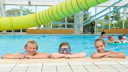 Kinder im Schwimmbad mit 25-Meter-Rutsche im Ferienpark Molecaten Park Wijde Blick