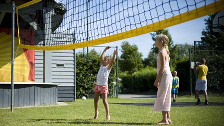 Menschen, die auf den Sportplätzen des Ferienparks Molecaten Park Wijde Blick spielen