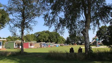 Farbenfrohe Chalets vom Typ "Vlinder" im Ferienpark Molecaten Park 't Hout