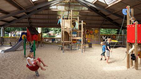 Kinder spielen auf dem Indoor-Spielplatz des Ferienparks Molecaten Park 't Hout