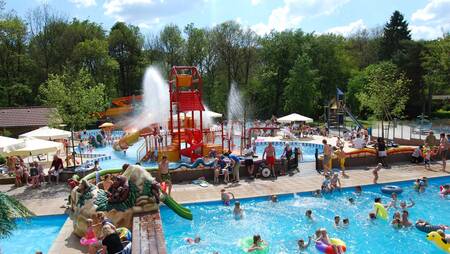 Die Leute schwimmen im Freiluft-Schwimmparadies im Ferienpark Molecaten Park 't Hout