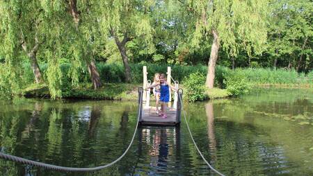 Kinder segeln auf einem Floß im Ferienpark Molecaten Waterbos