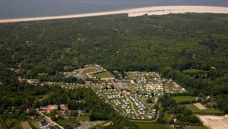 Luftaufnahme des Ferienparks Molecaten Waterbos mit dem Nordseestrand im Hintergrund