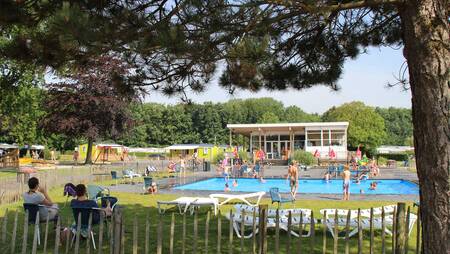 Der Außenpool mit Liegewiese im Ferienpark Molecaten Waterbos