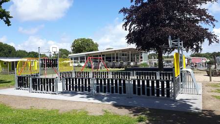 Der multifunktionale Sportplatz des Ferienparks Molecaten Waterbos