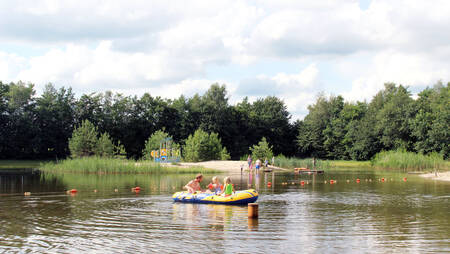 Einem Beiboot auf dem Erholungssee "De Waterse Koele" im Ferienpark Molecaten het Landschap