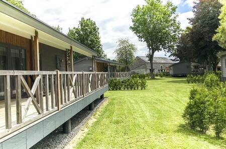 Chalets mit überdachter Veranda im Ferienpark Moulin de Hotton in den Ardennen