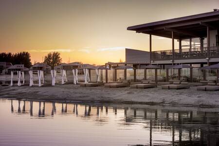 Terrasse und Restaurant des Ferienparks Oasisparcs Oasis Punt West