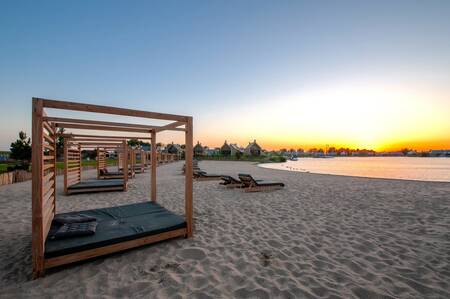 Genießen Sie die Loungebetten am Cabana-Strand des Ferienparks Oesterdam Resort