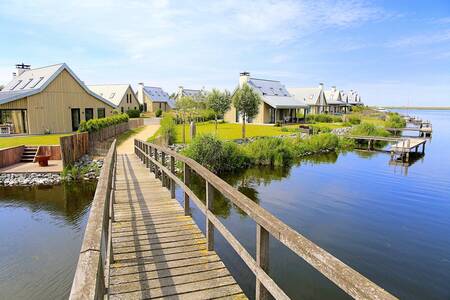 Brücke zu luxuriösen Ferienvillen im Ferienpark Oesterdam Resort in Zeeland