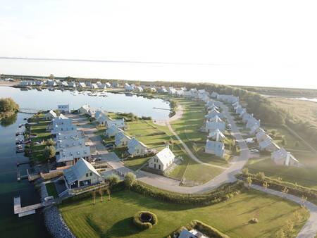 Luftaufnahme der Ferienvillen im Ferienpark Oesterdam Resort