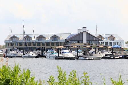 Der Yachthafen vor dem Marina Beachclub im Ferienpark Oesterdam Resort