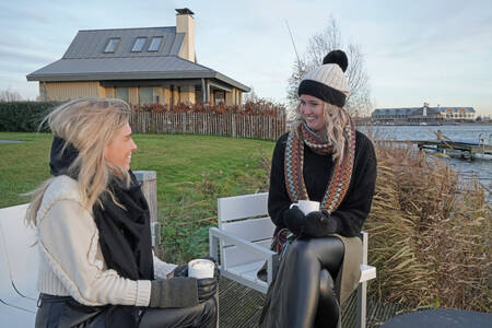 Zwei Frauen im Garten einer Luxusvilla im Ferienpark Oesterdam Resort